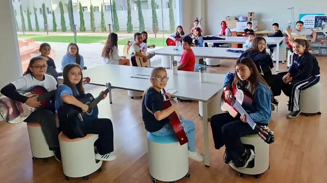 Sarıçam’da saz ve gitar kursları gençlerle buluştu