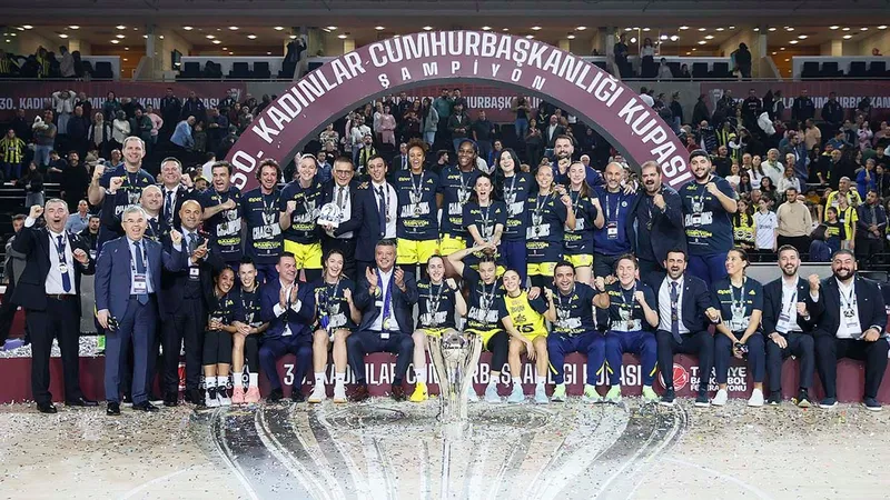 Fenerbahçe Opet, Cumhurbaşkanlığı Kupası’nda Zirveyi Bırakmıyor