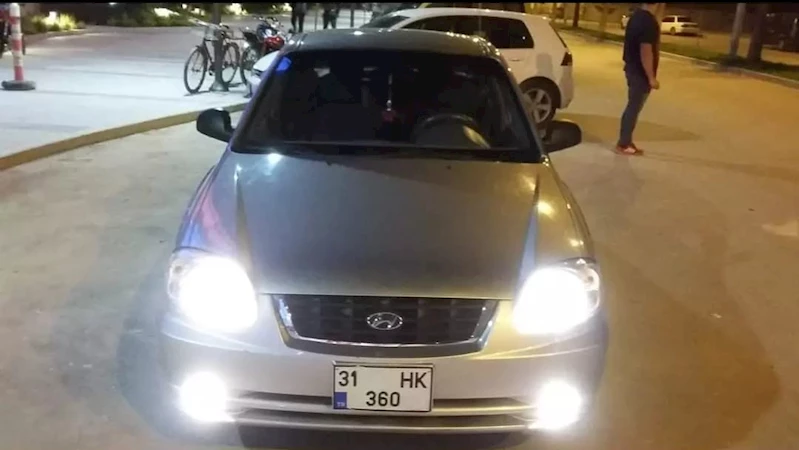 Güvenlik görevlisini dolandırıp otomobilinden ettiler
