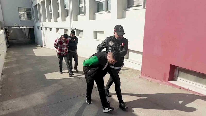 Uyuşturucu satıcısı kırmızı ışıkta beklerken yakalandı
