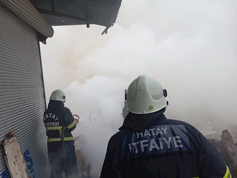 Antakya’da odunluk yangını
