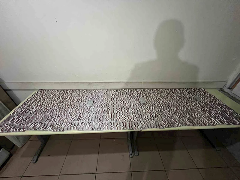 Takibe alınan araçtan 4 binden fazla uyuşturucu hap çıktı
