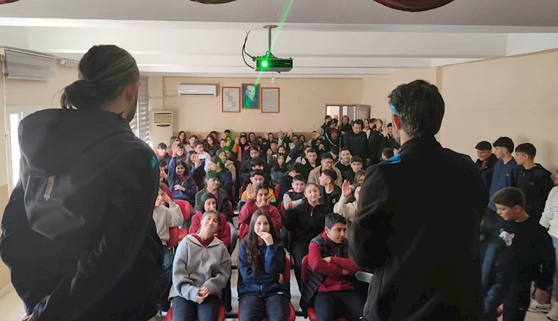 Gençler, terörizm ve güvenlik konusunda bilgilendiriliyor
