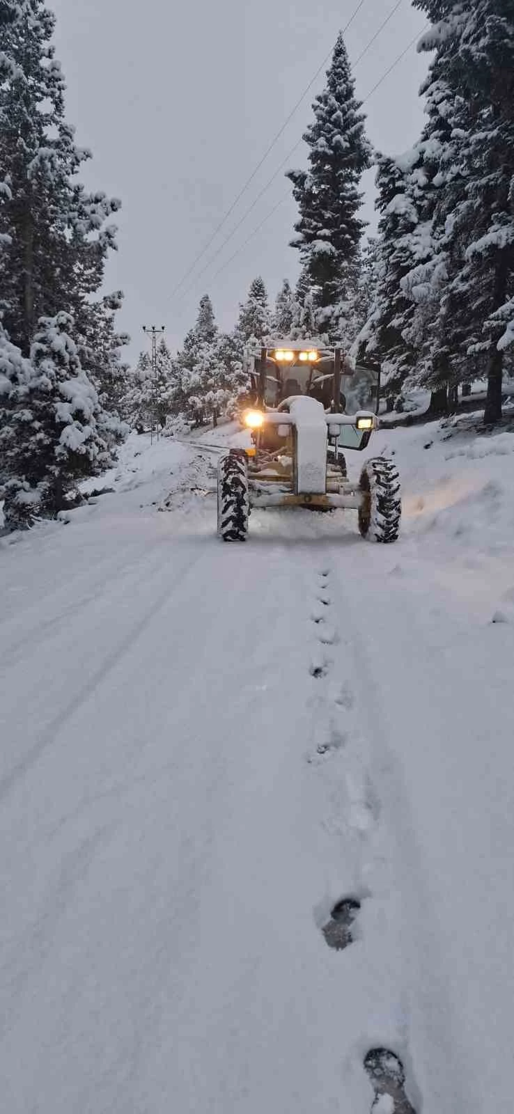 Büyükşehir ekipleri gece boyunca karla mücadele etti
