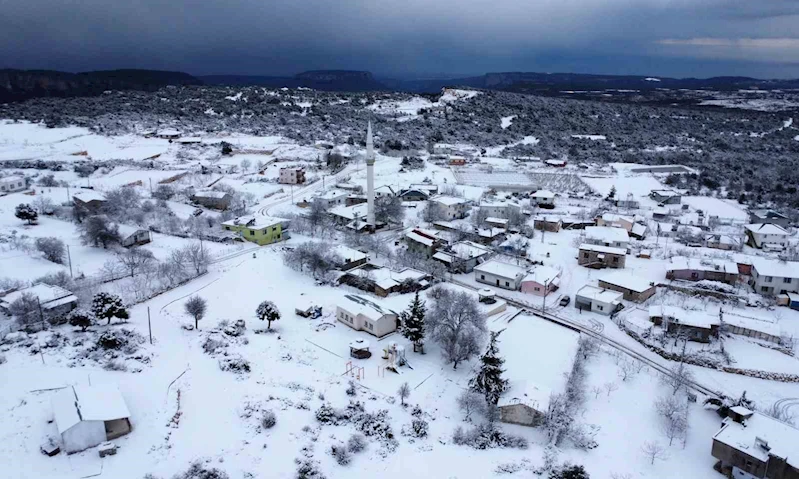 Yaz şehri Mersin’de kar sevinci
