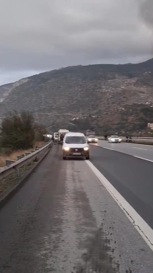 Seyir halindeki araç alevlere teslim oldu
