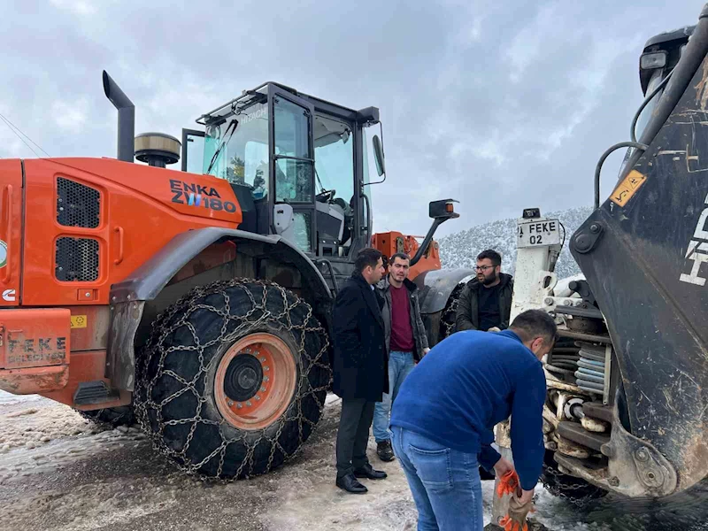 Adana’da kar yolları kapattı, kartpostallık görüntü oluşturdu
