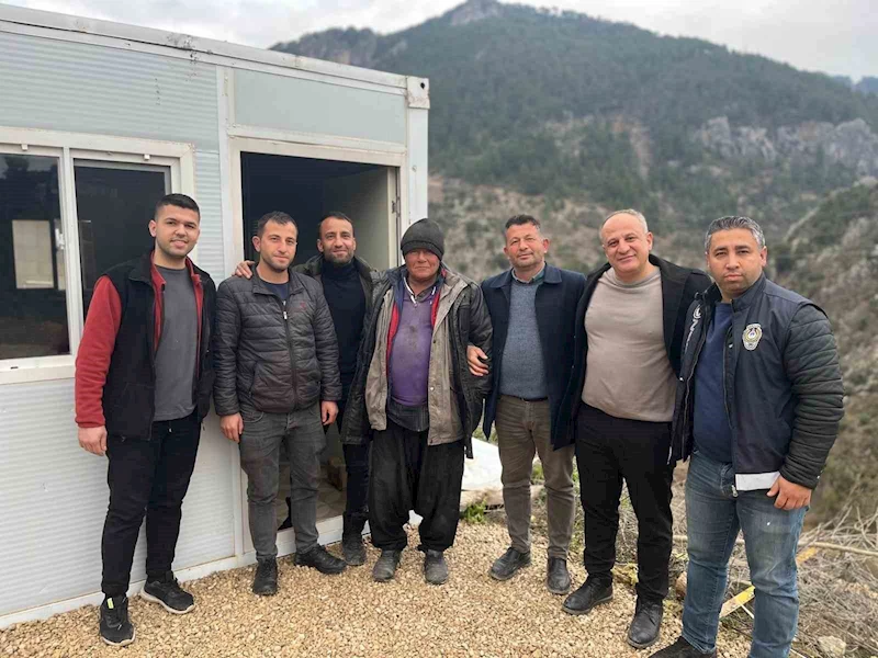 Akli dengesini kaybedip sokaklarda yaşayan Gürbüz amca için ilçe seferber oldu
