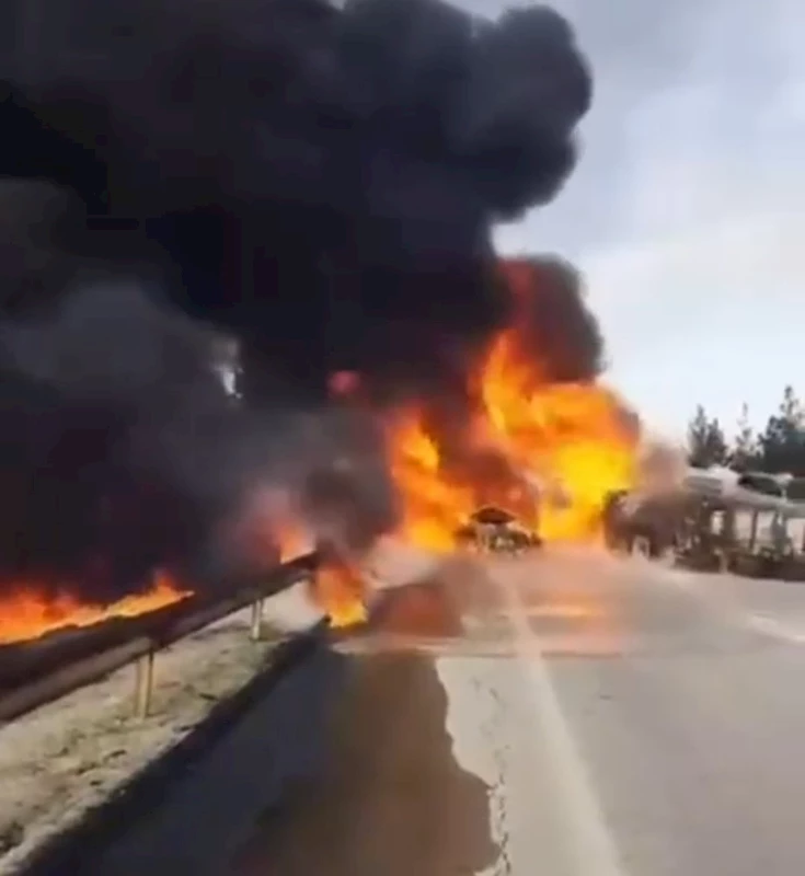 Devrilen tanker alevlere teslim oldu, sürücü son anda kurtarıldı
