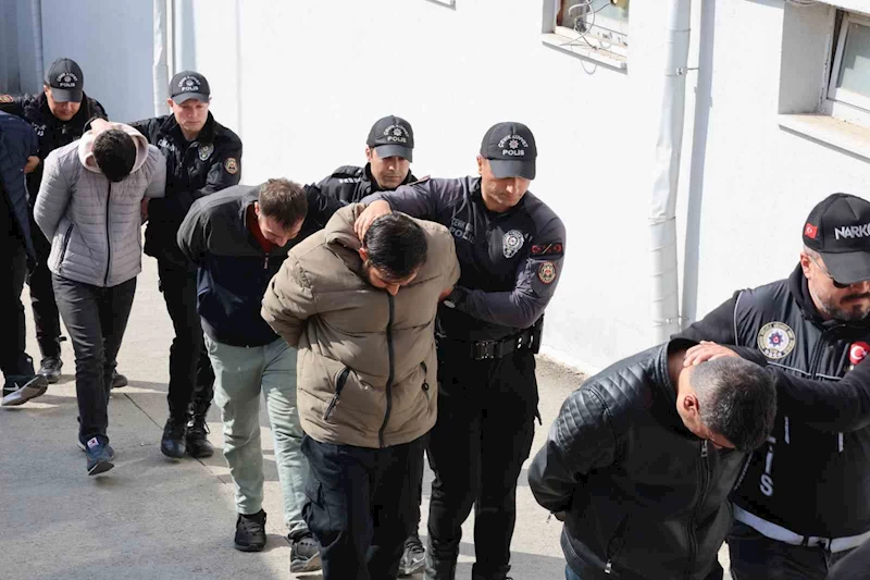 Adana’da suçüstü yakalanan 4 torbacı tutuklandı
