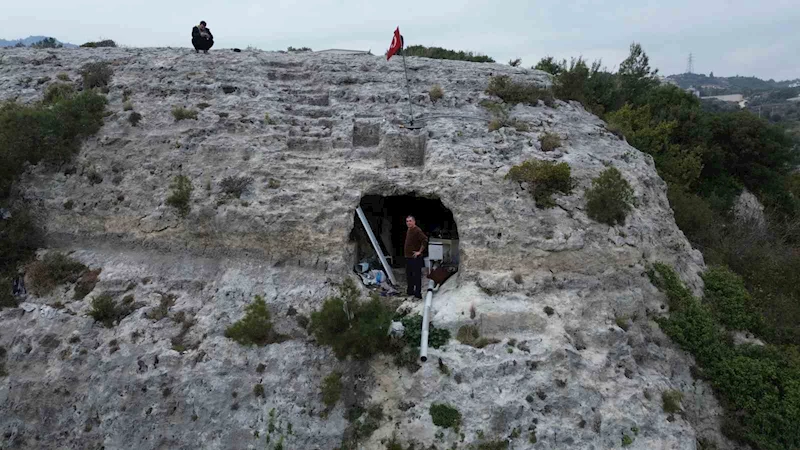 Depremin ardından mağarada huzur bulan adam 2 yıldır yaşamını mağarada sürdürüyor
