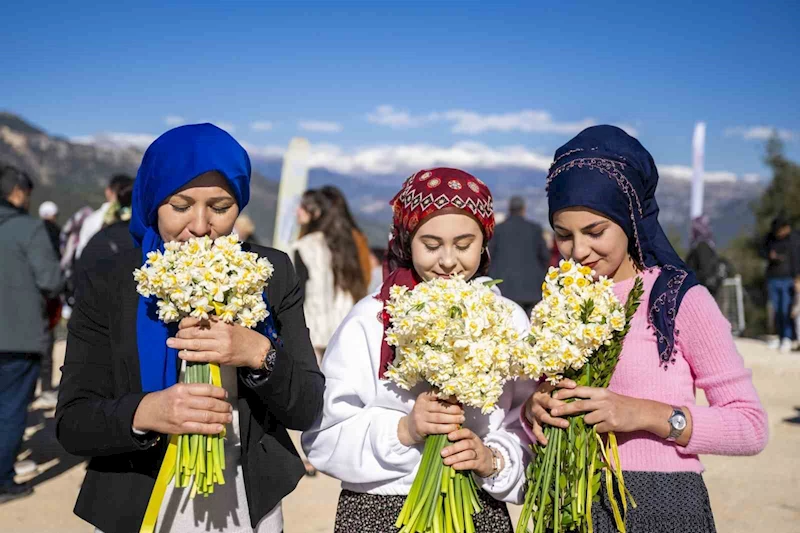 Mersin’de ’Nergis Şenliği’ fotoğraf yarışmasının kazananları ödüllerini aldı
