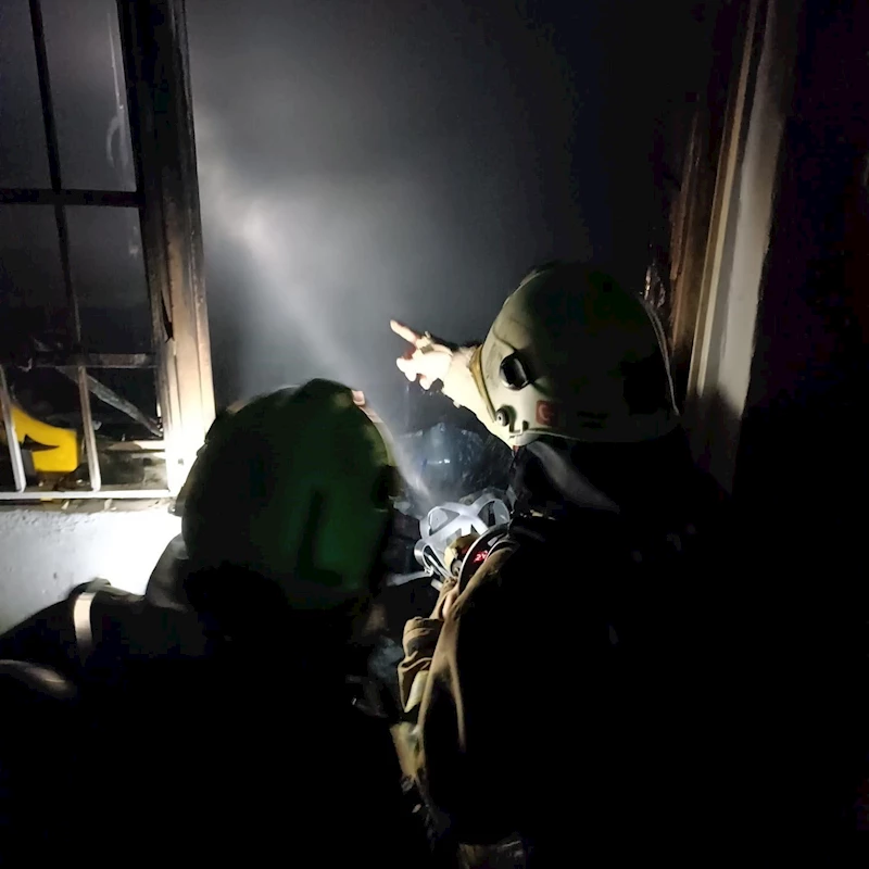 Evde çıkan yangında mahsur kalan 2 kişiyi itfaiye ekipleri kurtardı
