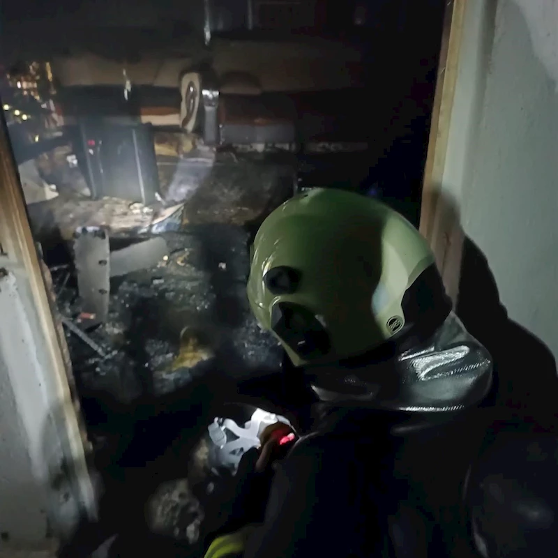 Evde çıkan yangında mahsur kalan 2 kişiyi itfaiye ekipleri kurtardı
