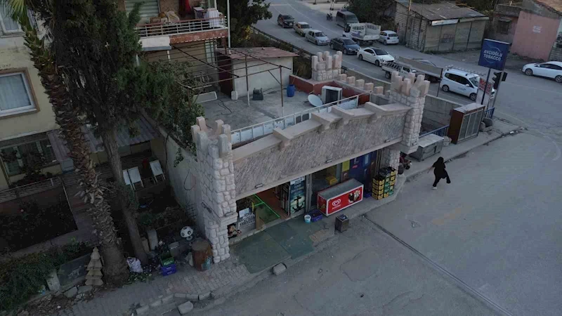 Şehrin tarihi kültürünü yansıtmak için iş yerini kale gibi yaptı
