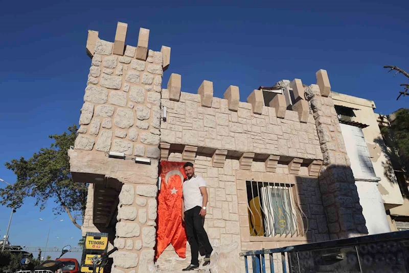 Şehrin tarihi kültürünü yansıtmak için iş yerini kale gibi yaptı
