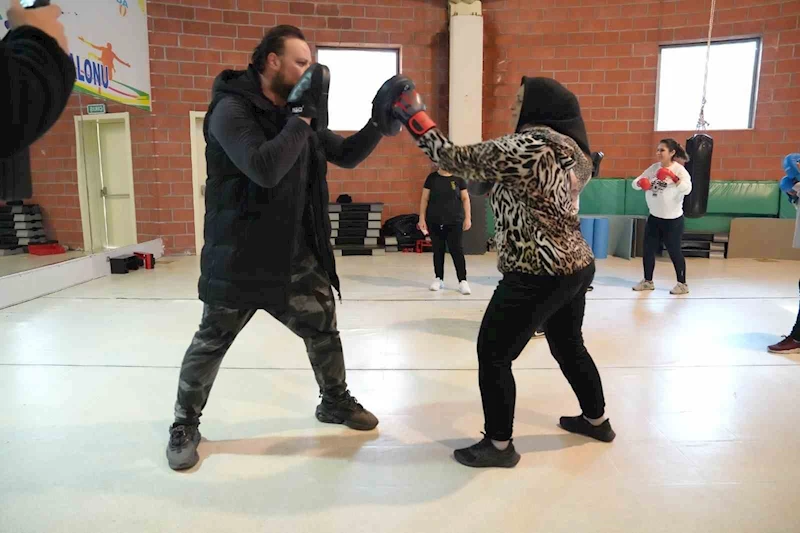 Çukurovalı kadınlar yakın savunmayı öğreniyor
