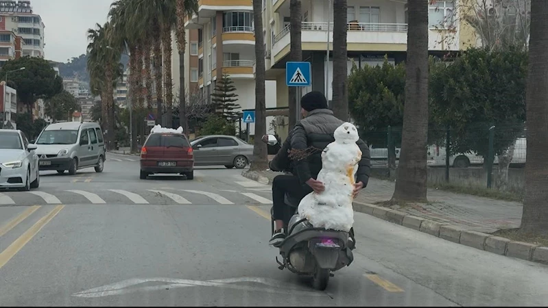 Kardan adamı motosikletle taşıdı
