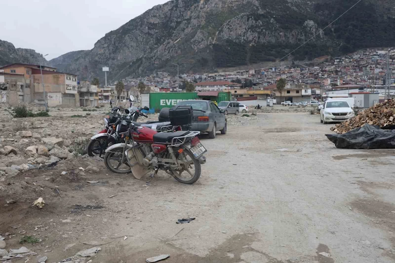 Biri gözcülük yaptı, diğeri motoru çaldı: O anlar kamerada
