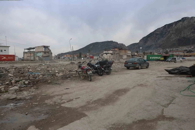 Biri gözcülük yaptı, diğeri motoru çaldı: O anlar kamerada
