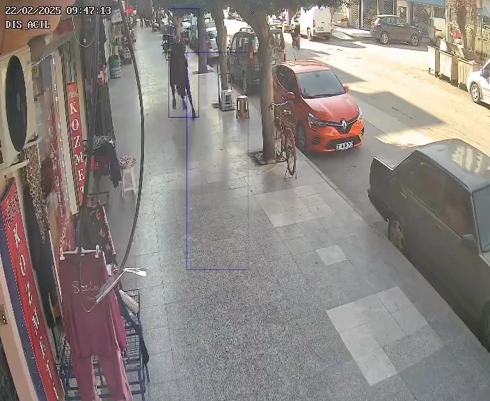 3 saatlik mücadele sonunda yakalanan angusun vatandaşı yaraladığı anlar kamerada
