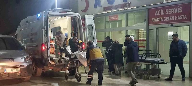 Ayağından vuruldu, hastaneye sevk edilirken gazetecileri hedef aldı
