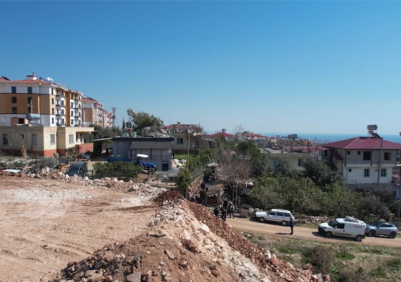 Hafriyat kamyonunu boşalttığı molozların altında kalan kadın yaşam mücadelesi veriyor
