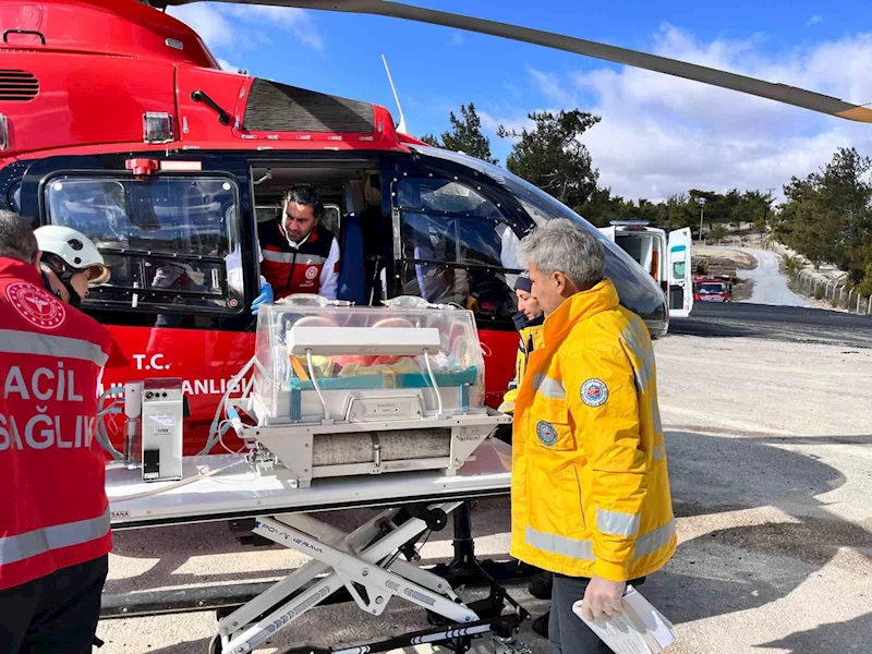 Mersin’de erken dünyaya gelen ’ikiz bebekler’ helikopter ambulansla nakledildi
