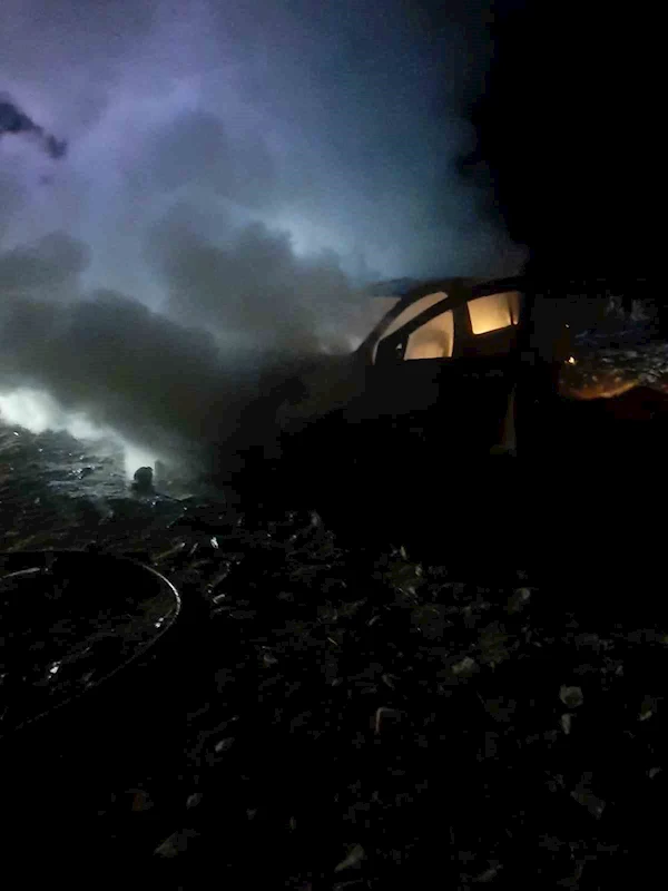 Piknik için kiraladıkları araç yandı
