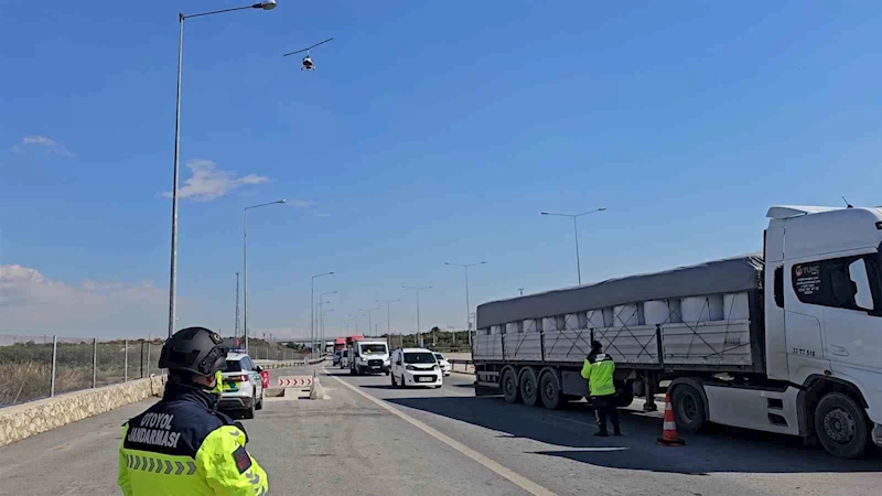 Mersin’de cayrokopterli denetim: 5 araç trafikten men edildi, 2 aranan şahıs yakalandı
