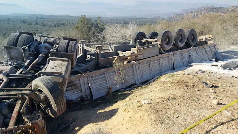 Mersin’de şarampole devrilen tırdaki 2 kişi öldü
