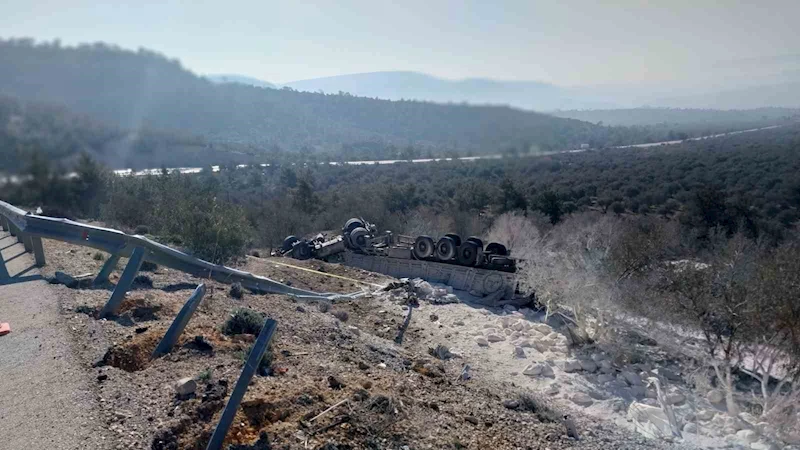 Mersin’de şarampole devrilen tırdaki 2 kişi öldü
