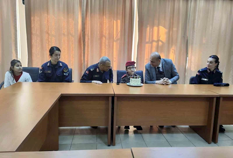 Jandarma özel öğrencinin doğum günü hayalini gerçekleştirdi
