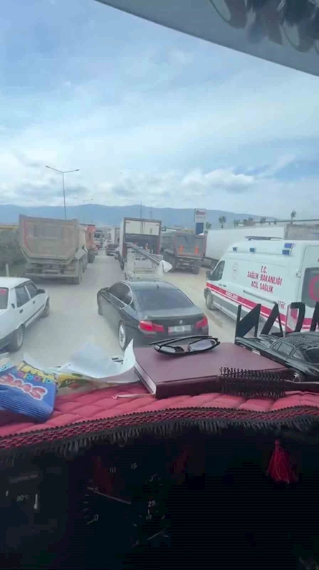 Trafikte ilerlemekte güçlük çeken ambulansın zor anları
