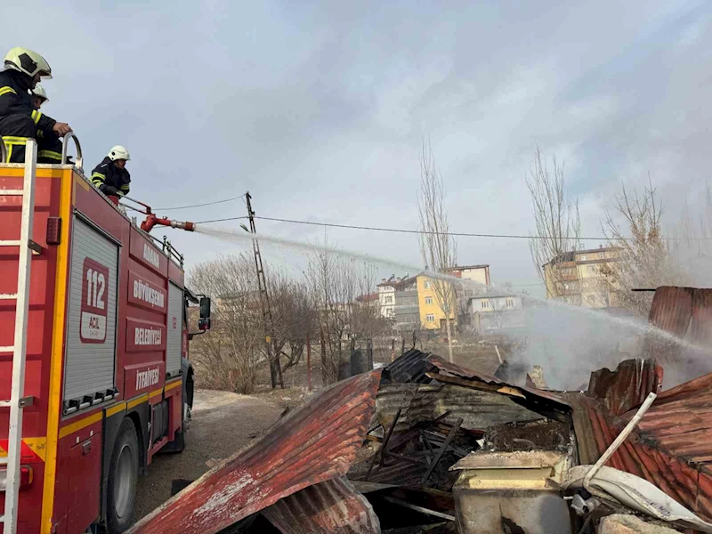 Adana’da ahşap ev tamamen yandı
