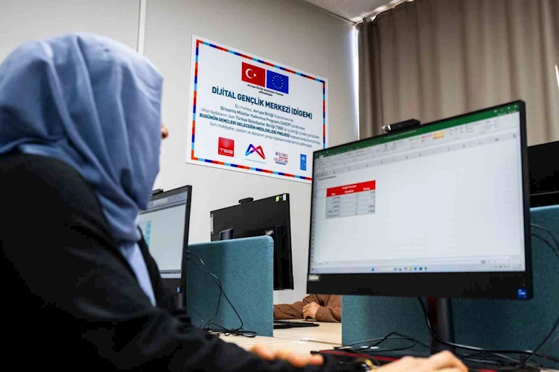 Mersin’de Dijital Gençlik Merkezi açıldı
