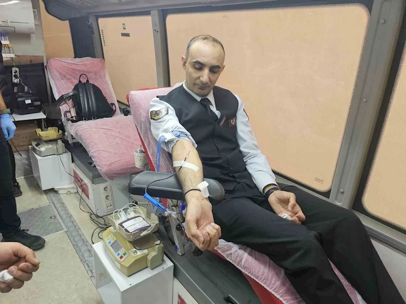 Mersin’de jandarmadan kan bağışına destek
