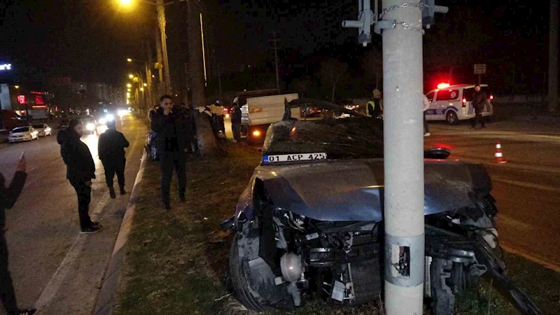 Ağaca çarpan otomobil ikiye bölündü: 1 yaralı
