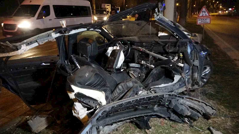 Ağaca çarpan otomobil ikiye bölündü: 1 yaralı
