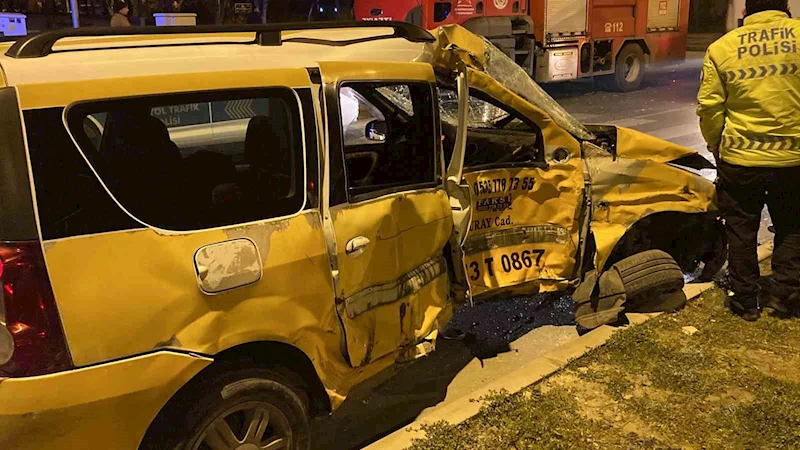 Mersin’de tır otomobile çarptı, sürücü yaralı kurtuldu
