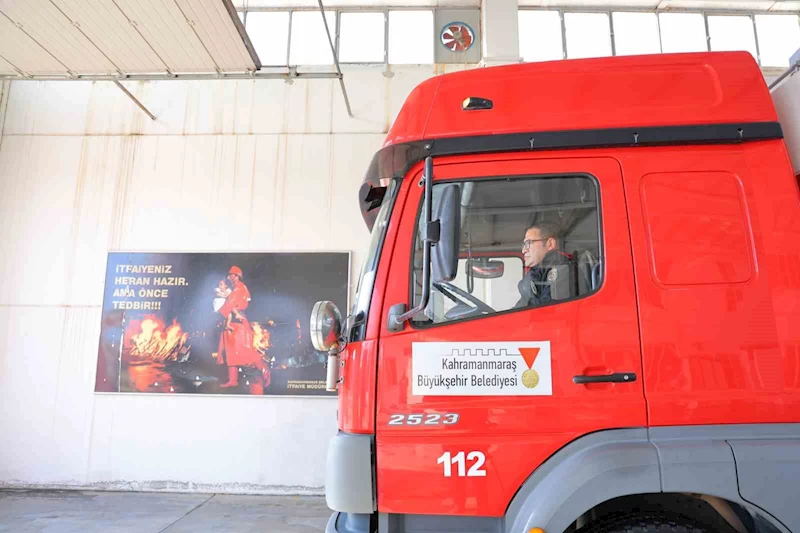 İtfaiyeci baba enkaz altındaki oğluna "Sen bekle" dedi, önce başkalarını kurtardı
