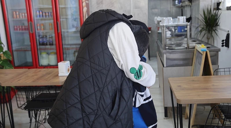 Depremde babasını kaybeden 10 yaşındaki çocuk, ağlayarak annesine sarıldı
