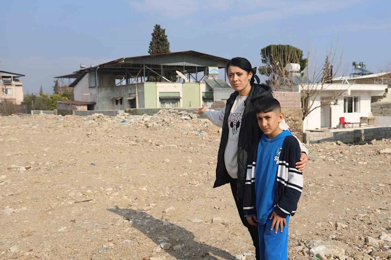 Depremde babasını kaybeden 10 yaşındaki çocuk, ağlayarak annesine sarıldı
