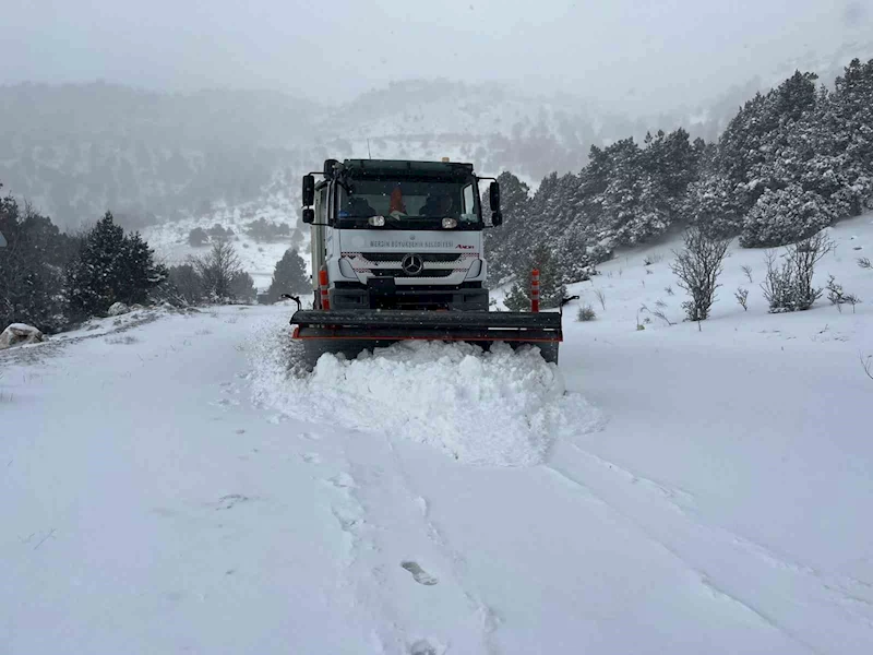Mersin Mut’ta karla kaplanan yollar açıldı
