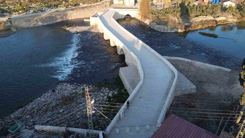 Depremin yıkamadığı tarihi köprü restorasyon çalışmalarının ardından yaya geçişine açıldı
