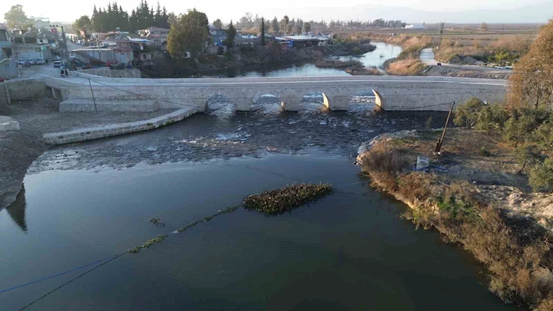 Depremin yıkamadığı tarihi köprü restorasyon çalışmalarının ardından yaya geçişine açıldı
