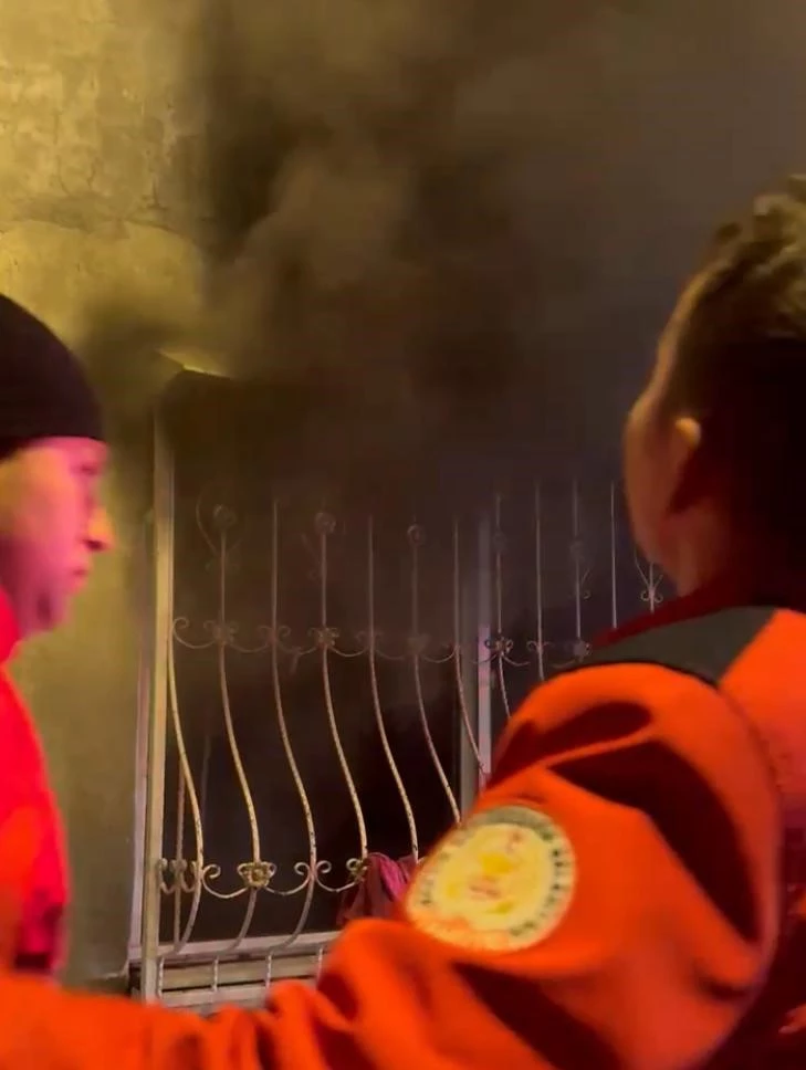 Mersin’de ev yangını: Mahsur kalanları itfaiye erleri kurtardı
