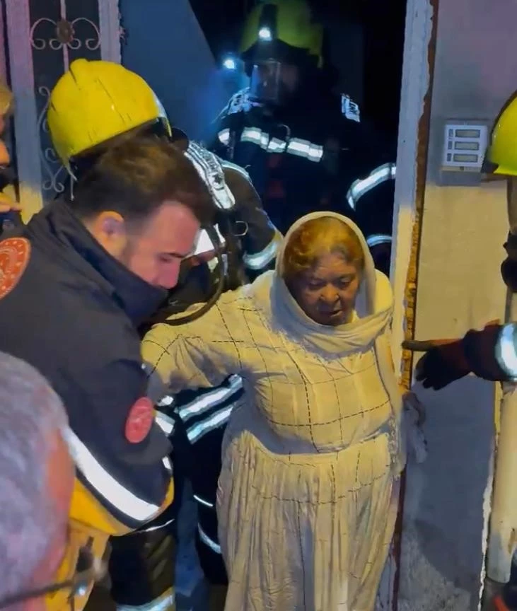 Mersin’de ev yangını: Mahsur kalanları itfaiye erleri kurtardı
