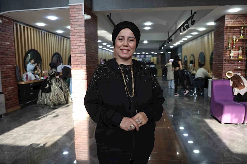 Depremde 4 çalışanını ve dükkanını kaybetti, pes etmeyip yeni iş yerini açtı
