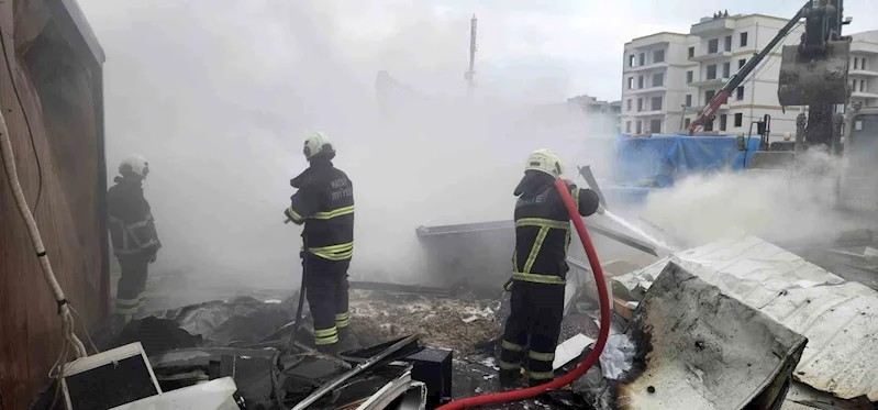 Depo olarak kullanılan konteynerler alevlere teslim oldu
